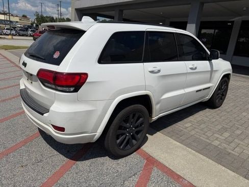 Used 2018 Jeep Grand Cherokee Altitude RWD image 4