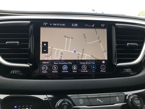 Used 2018 Chrysler Pacifica Touring-L image 3