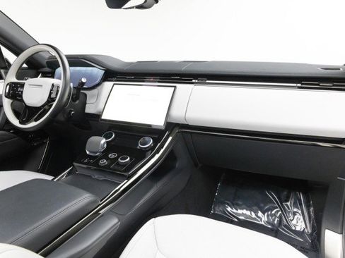Used 2023 Land Rover Range Rover Sport SE Dynamic image 2