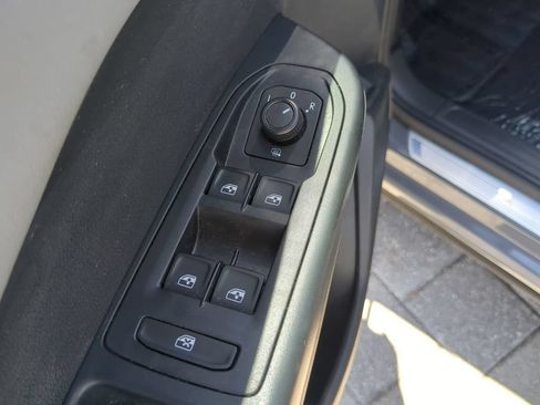 Used 2023 Volkswagen Taos SE w/ Panoramic Sunroof Package FWD image 19