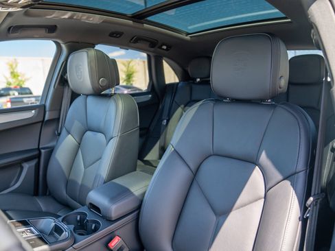 Certified 2026 Porsche Macan AWD/4WD image 5