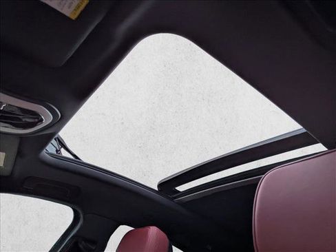 Used 2025 Porsche Macan image 27