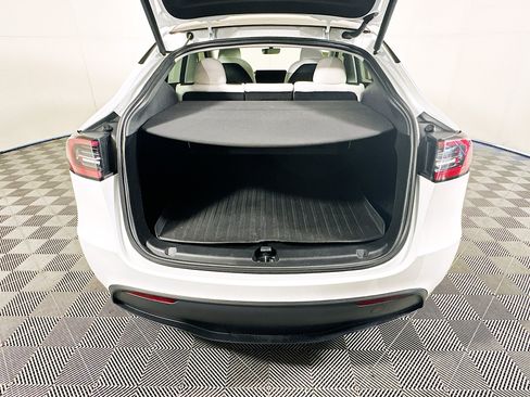Used 2024 Tesla Model Y Long Range AWD/4WD image 30