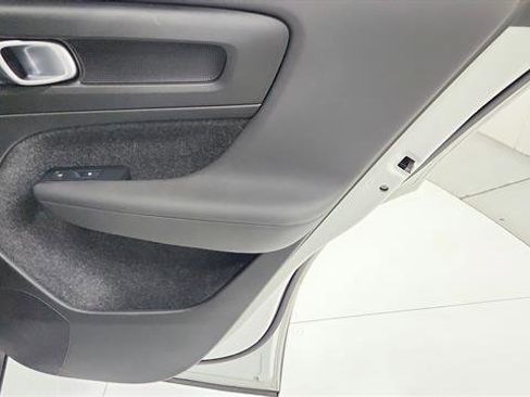 Used 2024 Volvo XC40 B5 Core image 31