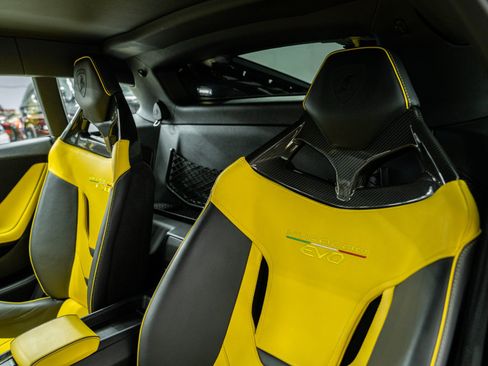 Used 2021 Lamborghini Huracan EVO RWD image 17
