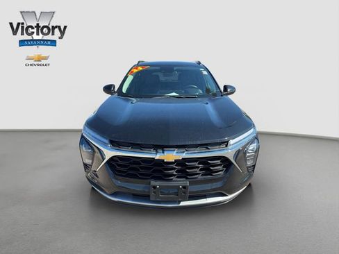 Used 2024 Chevrolet Trax LT w/ Driver Confidence Package FWD image 2