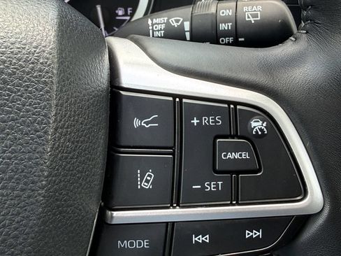 Used 2022 Toyota Highlander XLE AWD/4WD image 19