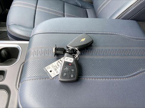 Used 2023 Chevrolet Silverado 1500 High Country w/ High Country Premium Package AWD/4WD image 15