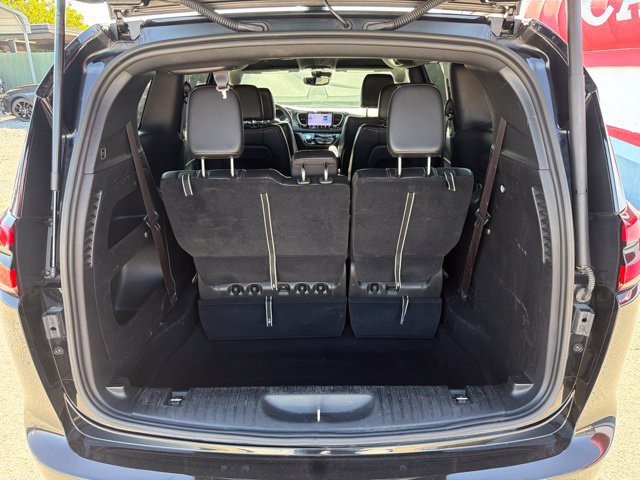 Used 2025 Chrysler Pacifica Select FWD image 6