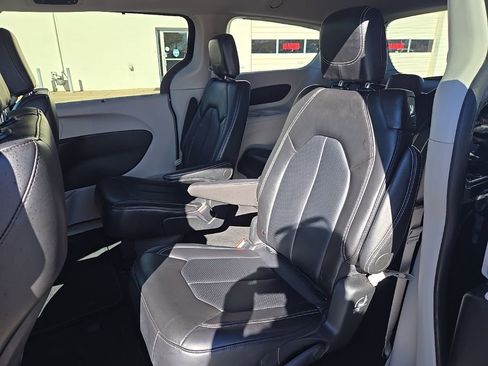 Used 2024 Chrysler Pacifica Touring-L image 25