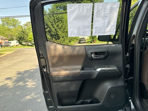 Used 2017 Toyota Tacoma Limited image 14