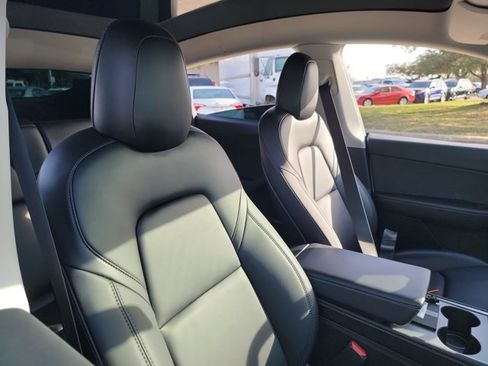 Used 2022 Tesla Model Y Long Range image 15