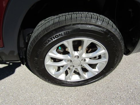 Used 2019 Jeep Cherokee Latitude w/ Cold Weather Group image 10