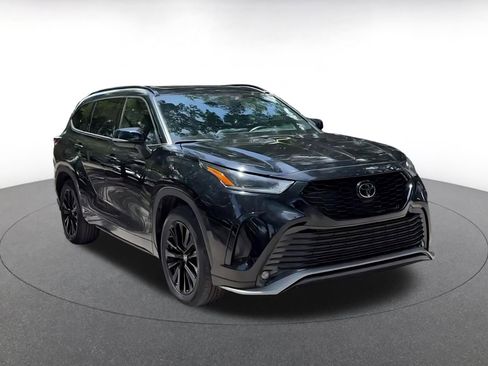 Used 2025 Toyota Highlander XSE AWD/4WD image 3