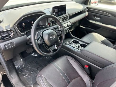 Used 2025 Honda Pilot Black Edition image 14