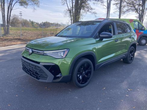 New 2026 Volkswagen Taos SE image 3