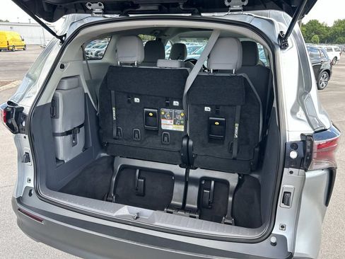 Used 2024 Toyota Sienna LE FWD image 16