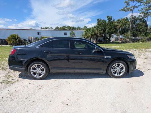 Used 2017 Ford Taurus SE FWD image 3