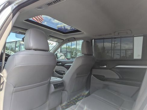 Used 2018 Toyota Highlander XLE AWD/4WD image 42