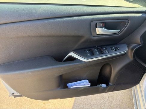 Used 2016 Toyota Camry SE image 12