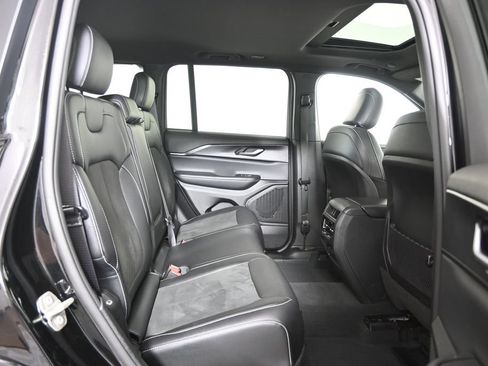 Used 2023 Jeep Grand Cherokee Altitude AWD/4WD image 15