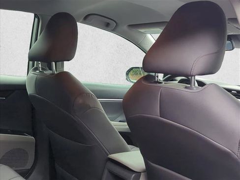 Used 2020 Toyota Camry LE image 14