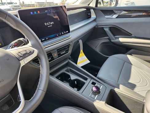 New 2026 Volkswagen Tiguan SE image 7