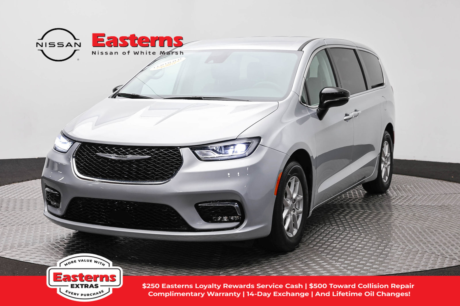 Used 2024 Chrysler Pacifica Touring-L FWD image 1