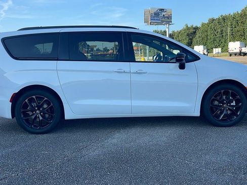 New 2025 Chrysler Pacifica Limited image 8