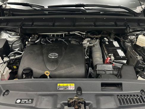 Used 2022 Toyota Highlander XLE AWD/4WD image 11