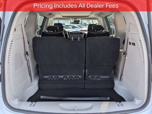 Used 2024 Chrysler Pacifica Limited w/ Uconnect Theater Family Group FWD image 13