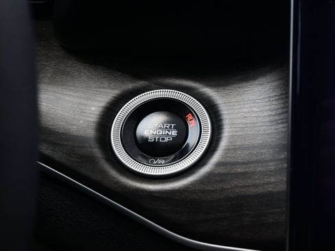 Used 2025 Jeep Grand Cherokee L Limited w/ Luxury Tech Group II image 24