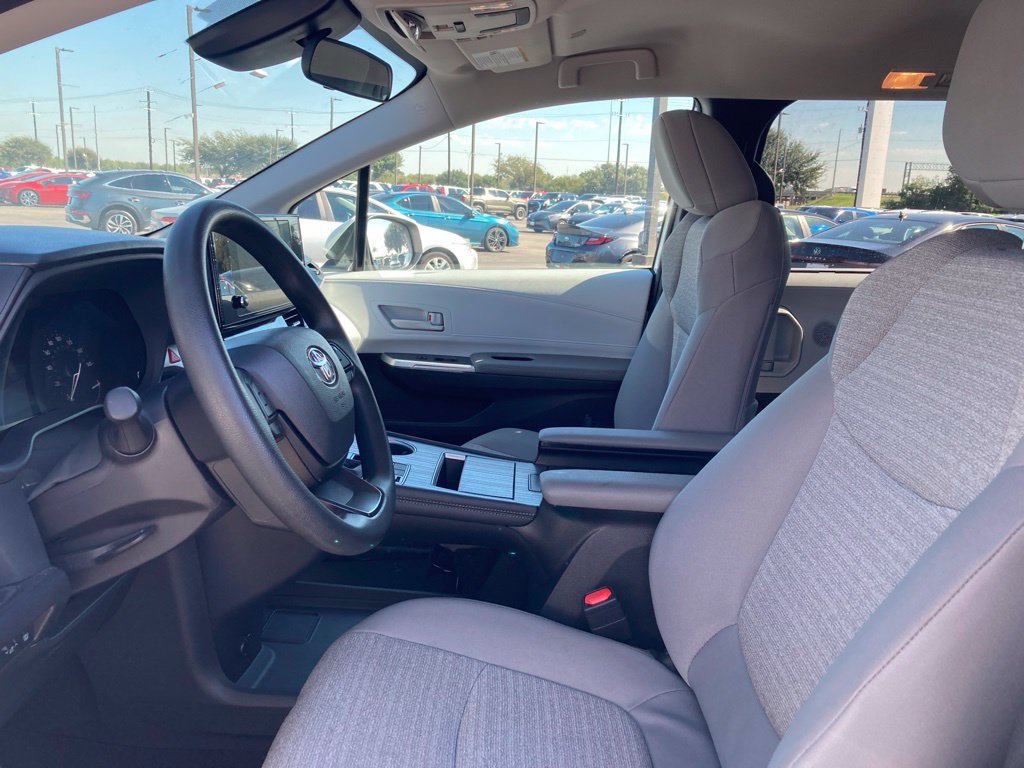 Used 2025 Toyota Sienna LE FWD image 10