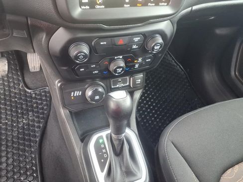Used 2023 Jeep Renegade Latitude AWD/4WD image 18