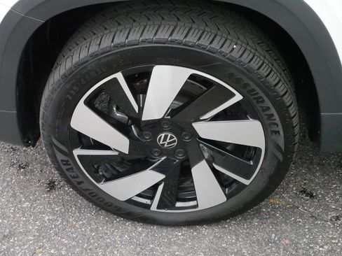 Certified 2024 Volkswagen Taos SEL image 15