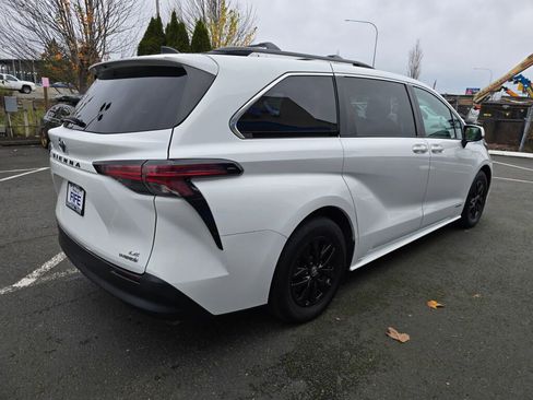 Used 2021 Toyota Sienna LE image 7