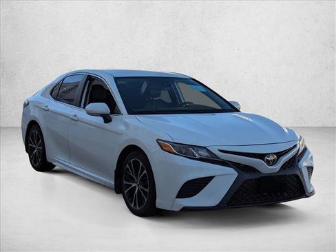 Certified 2020 Toyota Camry SE image 3
