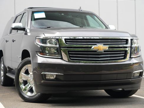 Used 2015 Chevrolet Suburban LTZ RWD image 2
