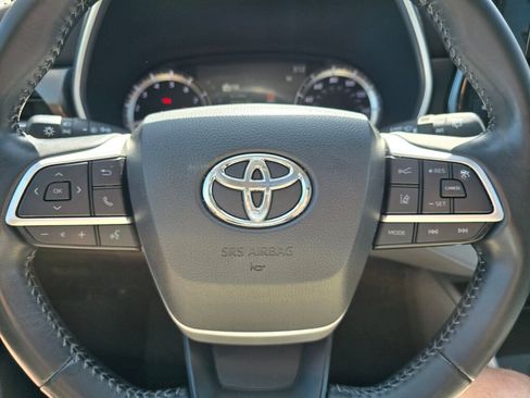 Used 2023 Toyota Highlander XLE AWD/4WD image 25