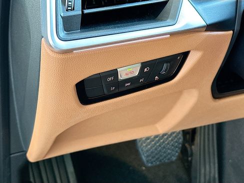 Used 2024 BMW 330i Sedan w/ Premium Package image 10