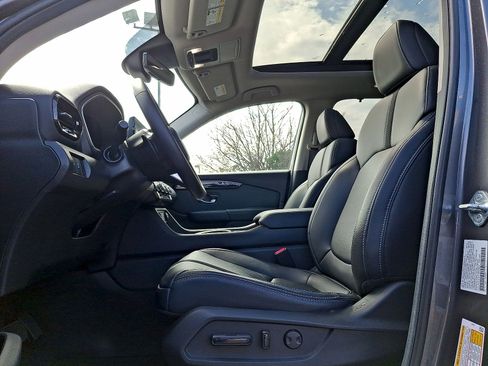 Used 2025 Honda Pilot Touring image 11