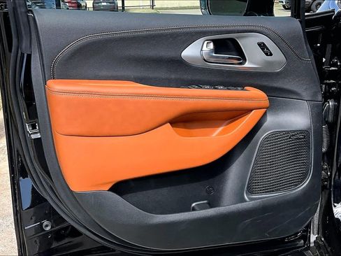 New 2026 Chrysler Pacifica Pinnacle image 11