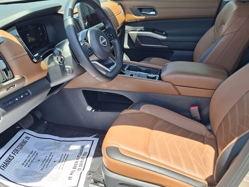 Certified 2025 Nissan Pathfinder Platinum AWD/4WD image 9