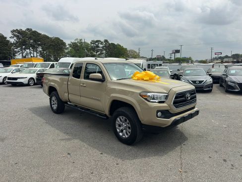 Used 2016 Toyota Tacoma SR5 w/ Exterior Package image 11