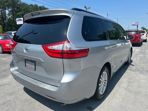 Used 2015 Toyota Sienna XLE w/ XLE Navigation Package FWD image 7
