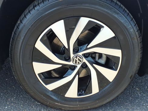 Certified 2025 Volkswagen Tiguan S image 9