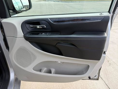 Used 2012 Chrysler Town & Country Touring image 23