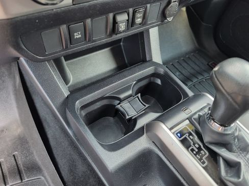 Used 2019 Toyota Tacoma SR5 AWD/4WD image 28