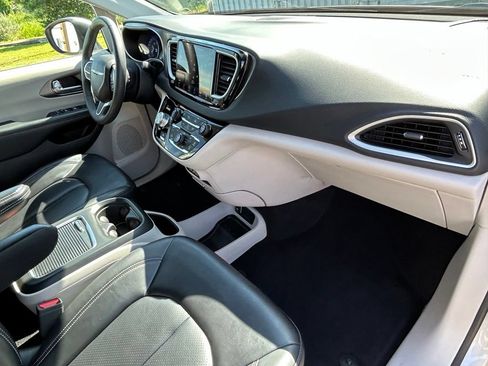 Used 2023 Chrysler Pacifica Touring-L FWD image 38