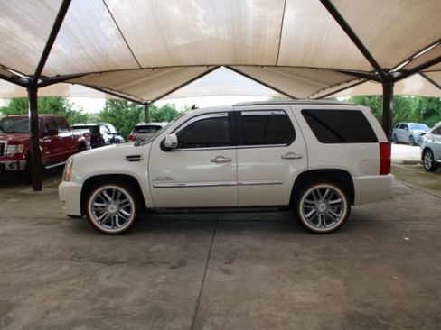 Used 2011 Cadillac Escalade Platinum image 4